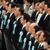 Thủ tướng Nhật Bản Shinzo Abe (giữa, hàng đầu) cùng các quan chức dự lễ tưởng niệm các nạn nhân chiến tranh ở Tokyo, ngày 15/8. (Nguồn: AFP/TTXVN)