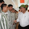 Phó Thủ tướng Nguyễn Xuân Phúc tới thăm, động viên các phạm nhân đang cải tạo tại Trại giam Xuân Lộc. (Ảnh Sỹ Tuyên/Vietnam+)