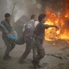 Vận chuyển người bị thương trong cuộc không kích của quân đội Syria nhằm vào quân nổi dậy ở Douma, phía Đông Damascus, ngày 16/8. (Nguồn: AFP)