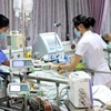 Nhân viên y tế chăm sóc cho bệnh nhân ở Bệnh viên đa khoa Xanh Pôn (Hà Nội). (Ảnh: Dương Ngọc/TTXVN)