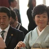 Phu nhân Thủ tướng Nhật Bản Akie Abe (phải) cùng chồng là Thủ tướng Nhật Bản Shinzo Abe. (Nguồn: EPA) 