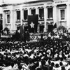 Ngày 19/8/1945, hàng vạn người dân thủ đô Hà Nội dự Lễ míttinh biểu dương lực lượng tại Quảng trường Nhà hát Lớn, chào mừng Ủy ban Quân quản. (Nguồn: TTXVN)