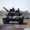 Thành viên OSCE giám sát hoạt động rút quân của lực lượng ly khai ở miền Đông Ukarine hồi tháng 7. (Nguồn: AFP)