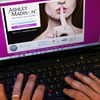 Hàng triệu đôi tình nhân ở Mỹ lo lắng vì web hẹn hò bị hack