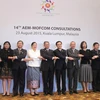 Các Bộ trưởng kinh tế ASEAN, Trung Quốc và Tổng thư ký ASEAN tại Hội nghị tham vấn AEM-MOFCOM lần thứ 14. (Ảnh: Dung-Giáp/Vietnam+)