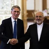 Ngoại trưởng Iran Mohammad Javad Zarif (phải) và Ngoại trưởng Anh Philip Hammond tại cuộc họp báo sau hội đàm ở Tehran, ngày 23/8. (Nguồn: AFP/TTXVN)