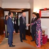 Đại sứ Tô Anh Dũng và phu nhân cùng cán bộ cơ quan đại diện tiếp khách tại Nhà Việt Nam. (Ảnh: Viên Luyến/Vietnam+)