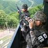 Binh sỹ Hàn Quốc canh gác ở Khu phi quân sự (DMZ). (Nguồn: AFP)