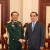 Thủ tướng Cộng hòa Dân chủ Nhân dân Lào Thongsing Thammavong tiếp Thượng tướng Đỗ Bá Tỵ. (Ảnh: Phạm Kiên/TTXVN)