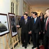 Chủ tịch nước Trương Tấn Sang và Tổng thống Nga V. Putin xem ảnh trưng bày với chủ đề “Quan hệ Việt-Nga qua ống kính của phóng viên TTXVN và Itar-Tass” tại Hà Nội (tháng 11/2013). (Nguồn: TTXVN)