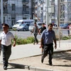 Cảnh sát vũ trang bảo vệ một khu vực ở thủ đô Dushanbe của Tajikistan, hôm thứ Sáu 4/9. (Nguồn: AP)