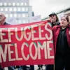 Người biểu tình cầm theo biểu ngữ ủng hộ người tị nạn ở Stockholm. (Nguồn: AFP)