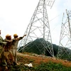 Công nhân Công ty Cổ phần Xây lắp Điện 1 triển khai lắp dựng các vị trí cột trên địa bàn huyện Mường Lay, tỉnh Lai Châu. (Ảnh: Ngọc Hà/TTXVN)