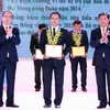 Chủ tịch Nguyễn Thiện Nhân và Bộ trưởng Bộ Giao thông Vận tải Đinh La Thăng trao chứng nhận cho các cá nhân được tuyên dương khen thưởng. (Ảnh: Phạm Kiên/TTXVN)