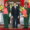 Chủ tịch nước Trương Tấn Sang chụp ảnh chung với hai Đại tướng Ngô Xuân Lịch và Đỗ Bá Tỵ tại lễ trao quyết định thăng quân hàm Đại tướng. (Ảnh: Nguyễn Khang/TTXVN)