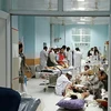 Điều trị cho người dân bị thương sau vụ không kích xuống bệnh viện của MSF tại thành phố miền bắc Kunduz ngày 3/10. (Nguồn: AFP/TTXVN)