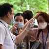 Đo thân nhiệt cho khách vào trung tâm y tế Samsung ở phía Nam Seoul, ngày 20/7. (Nguồn: AFP)