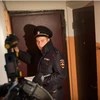 Một sỹ quan cảnh sát Nga phát biểu với giới truyền thông trong khu nhà phát hiện khối chất nổ tự tạo phục vụ cho hoạt động khủng bố ở Moskva. (Nguồn: AP)