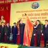 Thủ tướng Nguyễn Tấn Dũng trao tặng Huân chương Độc lập hạng Nhất của Chủ tịch nước cho Đảng ủy Khối Doanh nghiệp Trung ương. (Ảnh: Thống Nhất/TTXVN)