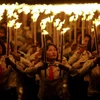 Các cô gái cầm đuốc lửa trong màn đồng diễn khổng lồ chào mừng kỷ niệm 70 năm Ngày thành lập Đảng Lao động Triều Tiên ở Bình Nhưỡng. (Nguồn: Reuters)