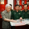 Tổng Bí thư Nguyễn Phú Trọng tham quan các ấn phẩm của Báo Quân đội nhân dân. (Ảnh: Lâm Khánh/TTXVN)