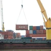 Bốc xếp hàng container tại cảng ICD Phước Long trên sông Hà Tiên ,quận Thủ Đức. (Ảnh: Thanh Phàn/TTXVN)