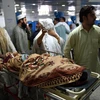 Chuyển một nạn nhân bị thương trong trận động đất tới chữa trị tại bệnh viện ở Peshawar, Pakistan ngày 26/10. (Nguồn: AFP/TTXVN)