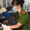 Cán bộ Phòng kỹ thuật hình sự (Công an tỉnh Tây Ninh) đang thực hiện kỹ thuật xét nghiệm, phân tích mẫu máu các vụ án hình sự đang thụ lý. Ảnh minh họa. (Ảnh: Thanh Tân/TTXVN