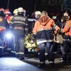 Các nhân viên cứu hộ bên ngoài hộp đêm Colectiv bị hỏa hoạn ở Bucharest. (Nguồn: Reuters)