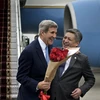 Ngoại trưởng Kyrgyzstan Erlan Bekeshovich (phải) đón Ngoại trưởng Mỹ John Kerry (trái) tại sân bay Manas ngày 31/10. (Nguồn: AFP/TTXVN) 