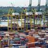 Hoạt động bốc xếp container hàng hóa ở Singapore. (Nguồn: AFP)