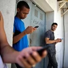 Sinh viên Cuba sử dụng điện thoại di động để truy cập Internet. (Nguồn: AP)