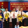 Bí thư Tỉnh ủy, Chủ tịch Hội đồng Nhân dân tỉnh Tây Ninh Trần Lưu Quang (giữa) tặng hoa cho các đồng chí được bãi nhiệm, nghỉ hưu theo chế độ. (Ảnh: Lê Đức Hoảnh/TTXVN)