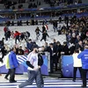 Cảnh hỗn loạn trên sân Stade de France, sau khi các cổ động viên được thông báo về các vụ đánh bom khủng bố gần sân vận động. (Nguồn: AP)