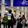 Nhân viên an ninh đứng gác ở ga tàu tốc hành Eurostar, nhà ga St Pancras, London. (Nguồn: PA) 