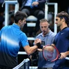 Novak Djokovic bắt tay Roger Federer sau trận đấu. (Nguồn: AFP)