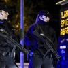 Cảnh sát vũ trang của Đức đứng gác bên ngoài sân vận động dự kiến tổ chức trận bóng đá Đức-Hà Lan, ở Hanover. (Nguồn: Reuters)