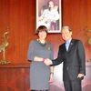 Thừa ủy quyền của Chủ tịch nước, Đại sứ Việt Nam tại Italy Cao Chính Thiện trao huân, huy chương hữu nghị cho công dân Italy. (Ảnh: Phạm Đức Hòa/TTXVN)