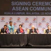 Thủ tướng Nguyễn Tấn Dũng ký Tuyên bố Kuala Lumpur về việc thành lập Cộng đồng ASEAN. (Ảnh: Đức Tám/TTXVN)