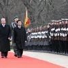 Tổng thống Đức Joachim Gauck và Chủ tịch nước Trương Tấn Sang duyệt Đội Danh dự Quân đội Đức. (Ảnh: Nguyễn Khang/ TTXVN)