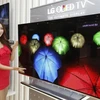 Một người mẫu đứng giới thiệu tivi dùng công nghệ đèn nền OLED của LG. (Nguồn: Reuters)