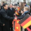 Các cháu thiếu nhi Đức và Việt Nam chào đón Chủ tịch nước Trương Tấn Sang và Tổng thống Cộng hòa Liên bang Đức Joachim Gauck. (Ảnh: Nguyễn Khang/TTXVN)