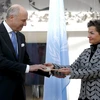 Bộ trưởng Ngoại giao Pháp Laurent Fabius trao tượng trưng chìa khóa cho bà Christiana Figueres, Thư ký điều hành của Công ước khung LHQ về biến đổi khí hậu.(Nguồn: AFP)