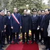 Thủ tướng Nguyễn Tấn Dũng và đoàn đại biểu Việt Nam với Đại diện thành phố Montreuil dưới tượng đài Bác. (Ảnh: Đức Tám/TTXVN)