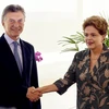 Tổng thống Brazil Dilma Rousseff (phải) đón, hội đàm với Tổng thống đắc cử Argentina Mauricio Macri (trái). (Nguồn: AFP)