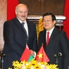 Chủ tịch nước Trương Tấn Sang và Tổng thống Cộng hòa Belarus Lukashenko tại lễ ký các văn kiện hợp tác giữa hai nước. (Ảnh: Nguyễn Khang/TTXVN)