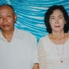 Yim Tith (phải) và vợ Ung Ken. (Nguồn: cambodiadaily.com)