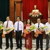 Ông Lê Văn Hưởng (thứ hai từ trái qua) cùng các lãnh đạo mới của tỉnh Tiền Giang ra mắt Hội đồng Nhân dân tỉnh. (Ảnh: Minh Trí/TTXVN)