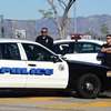 Lực lượng cảnh sát được triển khai bảo vệ khu vực trường học ở Los Angeles. (Nguồn: AFP)