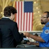 Một nhân viên an ninh kiểm tra giấy tờ của hành khách tại sân bay quốc gia Reagan, Mỹ. (Nguồn: AFP)